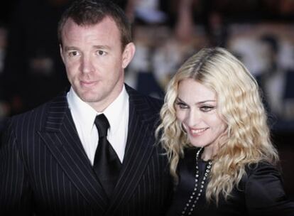 Guy Ritchie y Madonna en la 'premiere' en Londres de la nueva película del director británico, 'Rocknrolla', el 1 de septiemnre de 2008