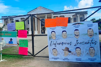 defensores del río Guapinol frente al Palacio Judicial de Tocoa, en Honduras.