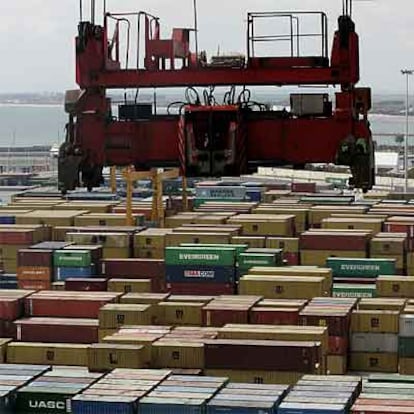 La actividad crece en el muelle de contenedores de Valencia.