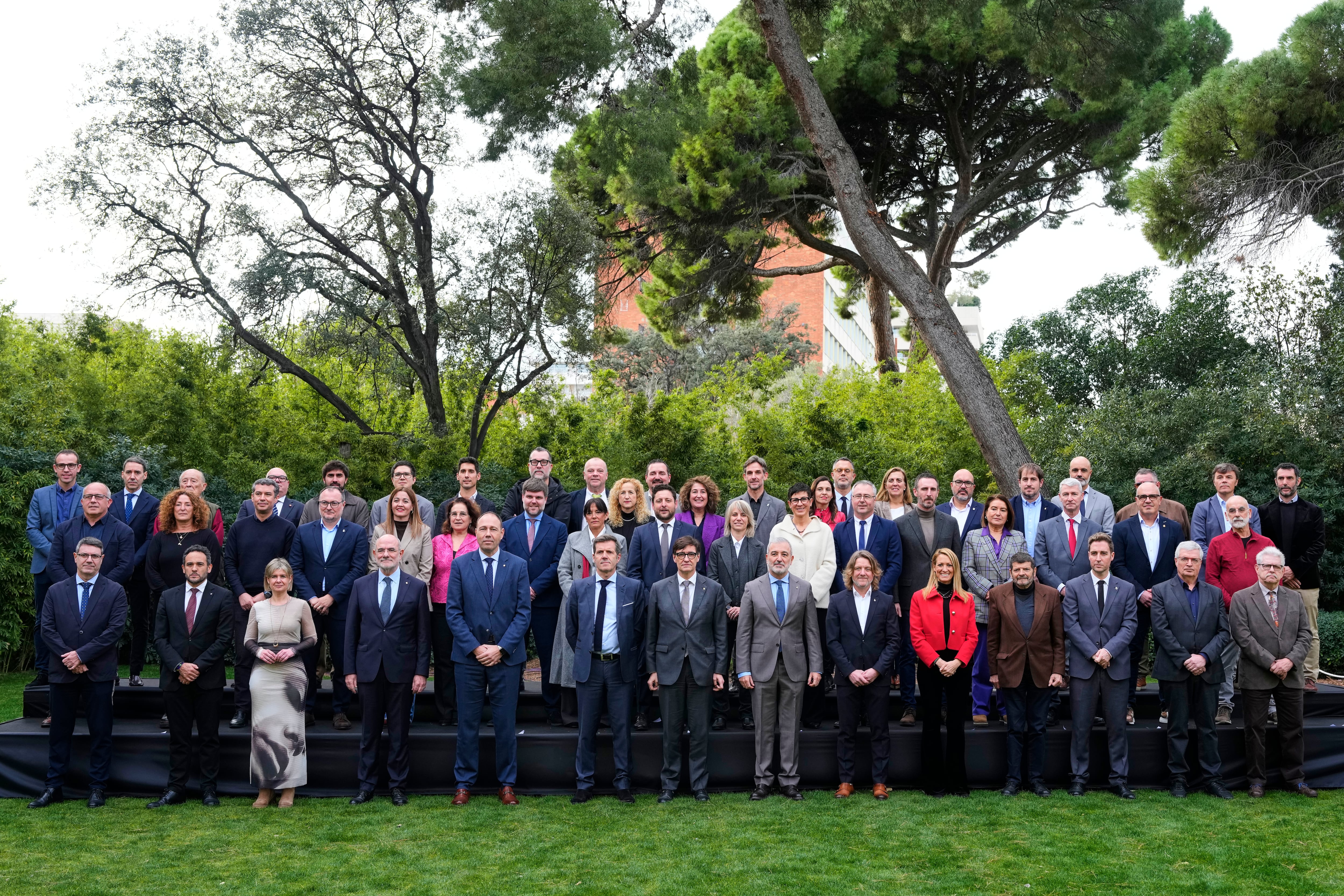 Illa y Collboni se reúnen con los alcaldes de los 62 municipios catalanes del Tour 2026