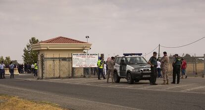 Agentes de la Guardia Civil en la base de Morón durante una protesta de la plantilla.
