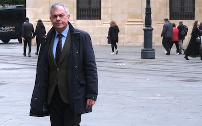 El alcalde de Sevilla, José Luis Sanz, este lunes por los alrededores del Ayuntamiento hispalense.  