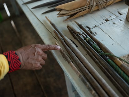 Detalle de las flechas tradicionales de los pueblos en aislamiento voluntario en la Amazonía peruana.