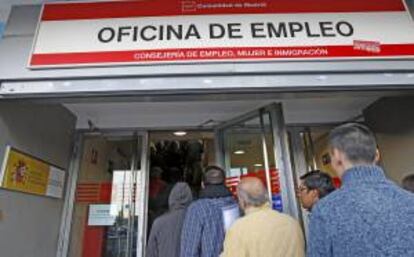 Entrada de una oficina de empleo, en un barrio periférico de Madrid. EFE/Archivo