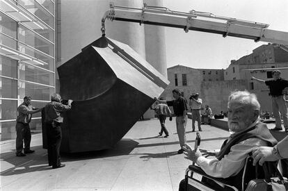 Oteiza supervisa la instal·lació de la seva escultura el 3 de juliol del 1998.