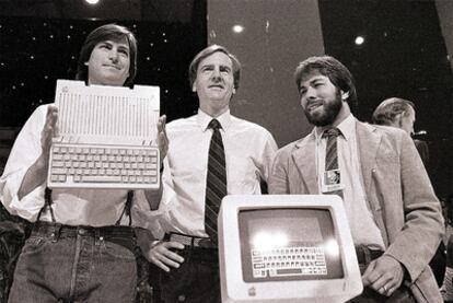 Desde la izquierda, Steve Jobs, John Sculley (entonces presidente y consejero delegado de Apple) y Steve Wozniak, cofundador de la compañía, muestran el Apple II en San Francisco en 1984.