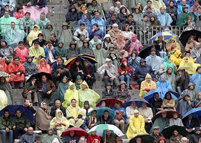 Imagen de los tendidos de Las Ventas durante el festejo de ayer, en el que la lluvia fue casi continua. 

/ CLAUDIO ÁLVAREZ