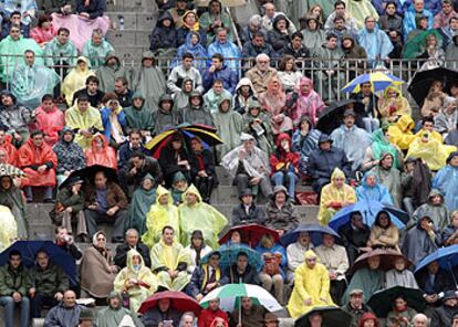 Imagen de los tendidos de Las Ventas durante el festejo de ayer, en el que la lluvia fue casi continua.
/ CLAUDIO ÁLVAREZ