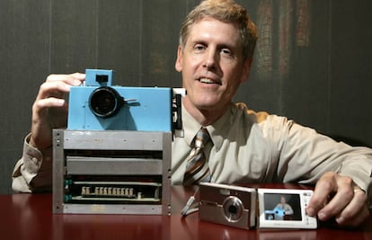 El ingeniero e inventor de la primera cámara digital, Steven J. Sassson, posa con varias cámaras digitales, entre ellas la primera que desarrolló Kodak, con cuerpo en azul. Esta primera máquina funcionaba con una cinta magnética. El desarrollo de las cámaras digitales puso en jaque a una compañía que democratizó la fotografía analógica, pero que no supo adaptarse a la ola de las cámaras digitales.