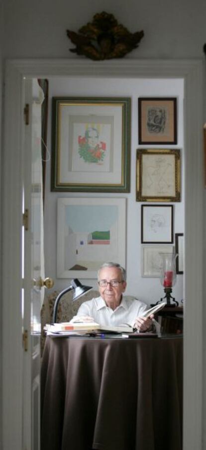 Pablo García Baena en su casa de Córdoba.