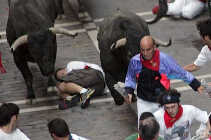 Momentos de peligro en Estafeta ayer en el último enncierro.