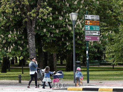 Una madre pasea con sus hijas en Pamplona, en 2020.