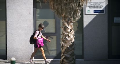 Una mujer pasea por delante del centro de asuntos sociales de La Laguna.