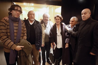 De izquierda a derecha, David Trueba, Manuel Vicent, José Luis García Sánchez, Monserrat Domínguez, Juan Cruz y Antonio Resines, en la presentación, ayer en Madrid, del libro <i>Egos revueltos.</i>