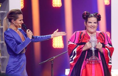 Netta, por Israel, al ser proclamada ganadora de esta edición de Eurovisión.