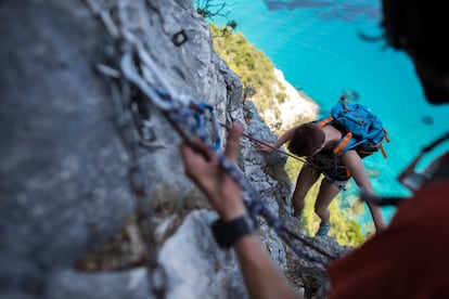 A lo largo de la increíblemente bella costa de Cerdeña, el <a href=" http://www.selvaggioblu.it/" target="_blank">Selvaggio Blu</a> es una excursión exigente de entre cuatro y siete días, con acampada libre en el espectacular golfo de Orosei, modelado por enormes acantilados, cuevas, barrancos boscosos y calas ocultas de cantos blancos y brillantes aguas turquesas. No es una aventura para inexpertos ni para personas poco preparadas: hay que saber usar la brújula y las cuerdas, pues habrá que trepar, superar vías ferratas y rapelar. Una guía es indispensable, salvo si el excursionista tiene mucha experiencia, ya que el camino no está bien señalizado. Si el tiempo lo permite, el mejor momento para emprenderlo es de abril a octubre. Se inicia en Pedra Longa y, tras 45 kilómetros, se finaliza en Cala Sisine.