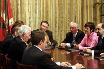 Primera reunión del Consejo de Gobierno vasco ayer tras la toma de posesión de los miembros del Ejecutivo de Juan José Ibarretxe.