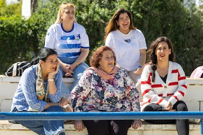 Las mujeres y novias de los integrantes del equipo.