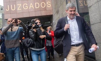 El presidente de Canarias, Fernando Clavijo, abandona los juzgados este miércoles.