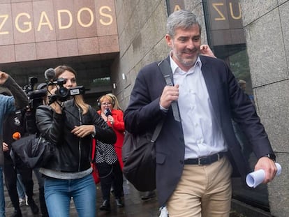 El presidente de Canarias, Fernando Clavijo, abandona los juzgados tras declarar como imputado.