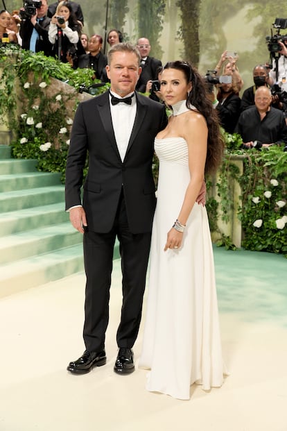 El actor Matt Damon junto a su mujer Luciana Damon, que apostó por un sencillo vestido blanco de alta costura de Christian Dior primavera verano 2022.