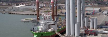 Operacionesd e carga de los aerogeneradores del proyecto East Anglia 1 en el puerto ingl&eacute;s de Great Yarmouth.