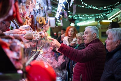 Personas mayores compran para las fiestas de Navidad en el mercat de Santa Caterina de Barcelona. 