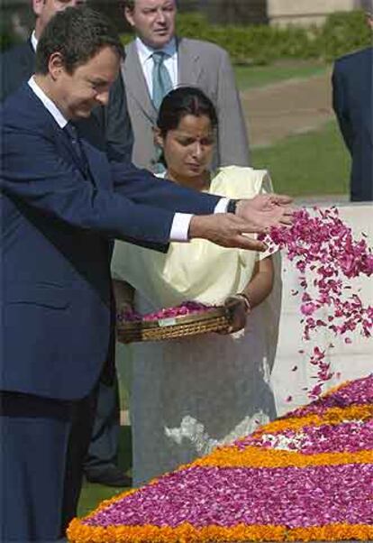 Rodríguez Zapatero arroja pétalos en el mausoleo de Mahatma Gandhi.