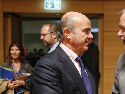 El ministro español en funciones de Economía, Luis de Guindos (i), y el presidente del Banco Europeo de Inversiones (BEI), Werner Hoyer,