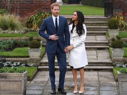 El príncipe Enrique de Inglaterra posa junto a su prometida, la actriz estadounidense Meghan Markle, tras anunciar su compromiso en el Jardín Sunken del Palacio Kensington.