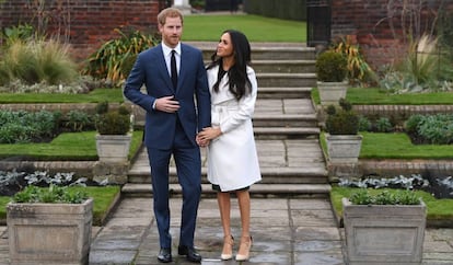 El príncipe Enrique de Inglaterra posa junto a su prometida, la actriz estadounidense Meghan Markle, tras anunciar su compromiso en el Jardín Sunken del Palacio Kensington.