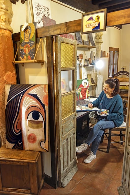 Arancha Ruiz trabajando en su taller Edad Media, en la localidad de Sigüenza.