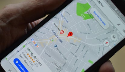 Uso de la app Google Maps en un smartphone