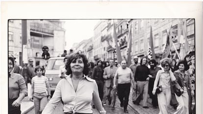 Amália Rodrigues, en una manifestación convocada en 1975 por el Partido Comunista de Portugal por el llamado 'caso República'.