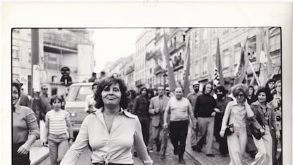 Amália Rodrigues, numa manifestação convocada em 1975 pelo Partido Comunista de Portugal pelo chamado ‘caso República’.