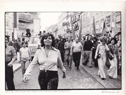 Amália Rodrigues, en una manifestación convocada en 1975 por el Partido Comunista de Portugal por el llamado 'caso República'.