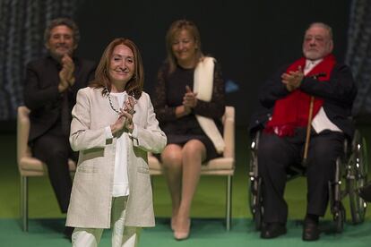 La periodista María Esperanza Sánchez, tras recibir la medalla durante el acto celebrado en el Teatro de la Maestranza de Sevilla.