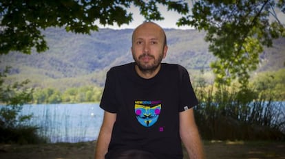 El valenciano Jota Martínez Galiana con el lago Banyoles al fondo.