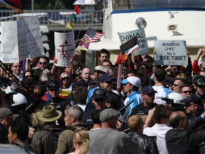El portador de la antorcha (en el centro), rodeado en una calle de San Francisco por policías, manifestantes y pancartas de protesta contra China y por la libertad de Tíbet.