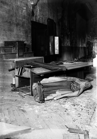 Una escultura en el suelo de la iglesia de Santa Teresa y San José de Madrid, tras un incendio intencionado en 1931.