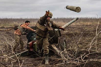 Un artillero ucranio tira un cartucho de un proyectil lanzado contra posiciones rusas, a las afueras de Bajmut este viernes. 