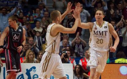 Jaycee Carroll es felicitado por Sergio Rodr&iacute;guez