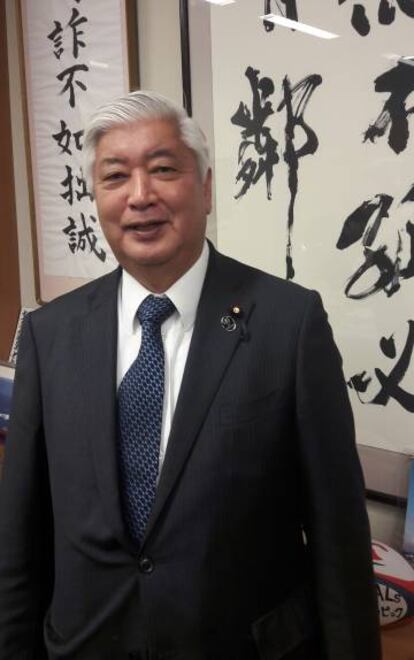 El exministro de Defensa de Japón Gen Nakatani, en su despacho como diputado del Parlamento japonés.
