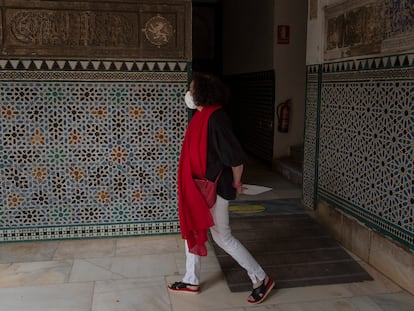 Isabel Rodríguez, directora del Real Alcázar de Sevilla, pasea ante algunos de los alicatados del siglo XIV en el Palacio Mudéjar, que se restaurarán dentro de un proyecto integral.