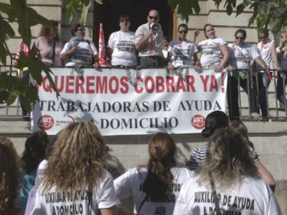 Protesta de trabajadores de la empresa que presta la atención a domicilio.