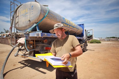 Juan Antonio Brenes, 'El Pipa' muestra las denuncias anteriores que acumula por repartir agua con su cuba en El Palmar, Cádiz