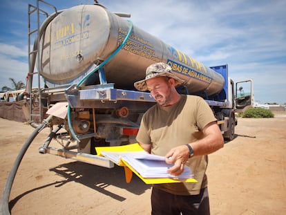 Juan Antonio Brenes, 'El Pipa' muestra las denuncias anteriores que acumula por repartir agua con su cuba en El Palmar,  Cádiz