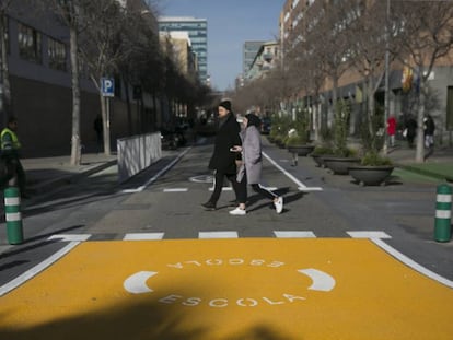 Entorno de la escuela Grèvol de Barcelona, con señalización que advierte de la proximidad del centro.