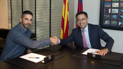 Navarro y Bartomeu sellan la renovaci&oacute;n  del jugador.