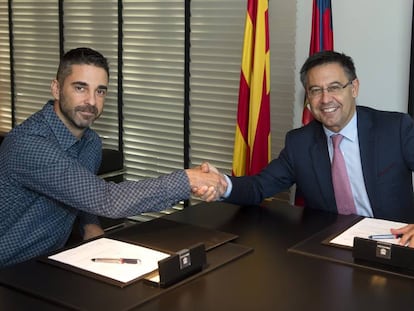 Navarro y Bartomeu sellan la renovación del jugador.